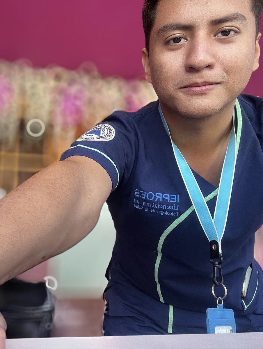 Carlos Molina en su espacio de trabajo tecnológico